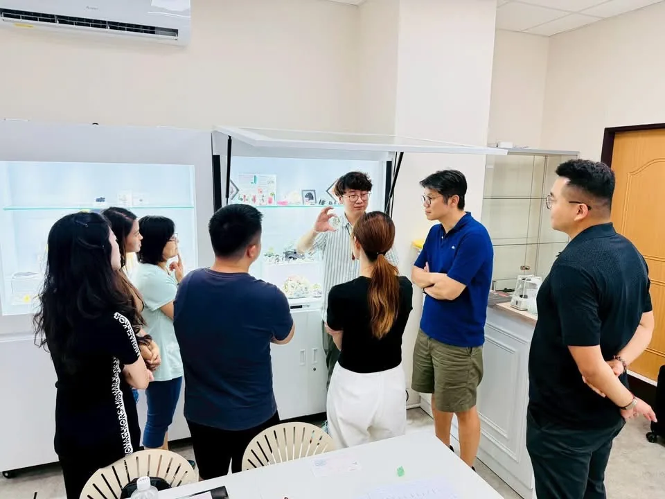 A specimen examination session at the minID laboratory